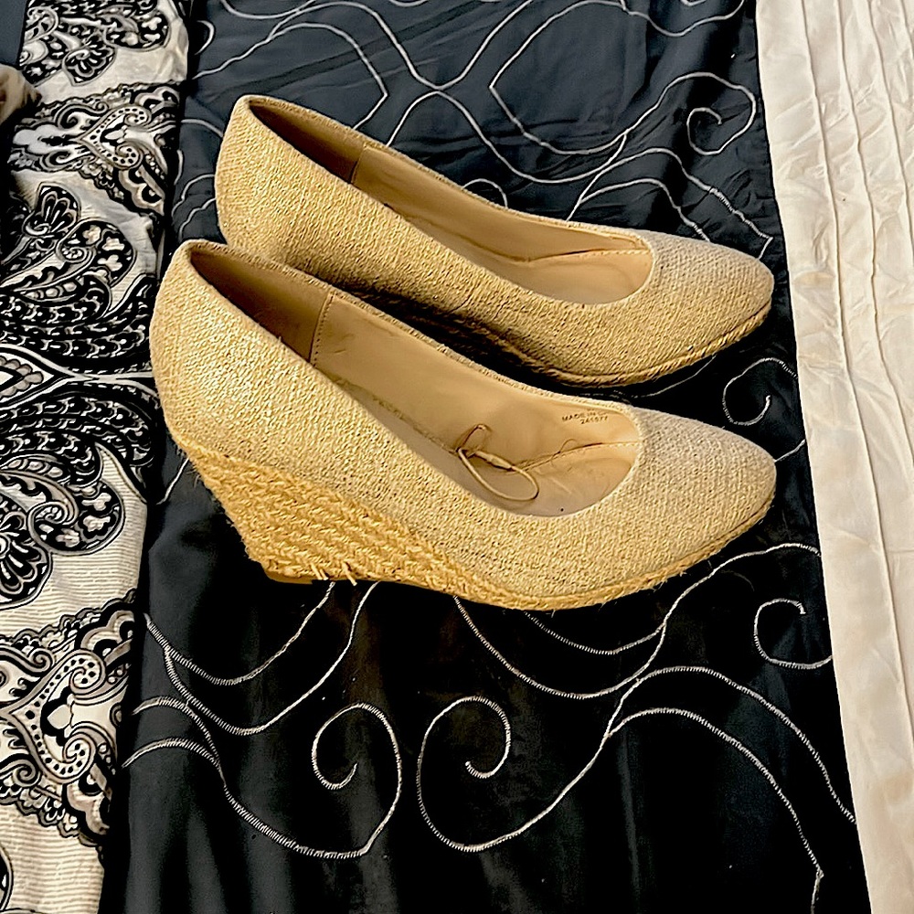 Gorgeous shimmery tan size 61/2 Monsoon wedges